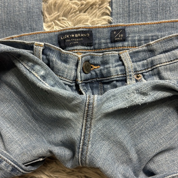 Lucky Brand light wash mid rise  Straight sweet  Leg Jeans size 6 - Picture 6 of 8